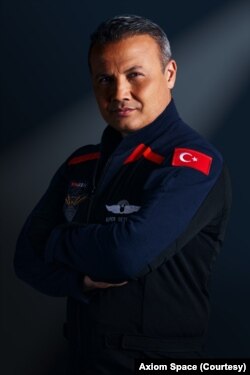 Türk astronot Alper Gezeravcı