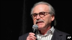 Bulvar gazetesi National Enquirer'ın eski yayıncısı David Pecker'ın sorgusunun Salı günü devam etmesi bekleniyor.