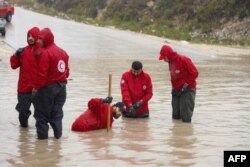 Libya Kızılhaç'ı tarafından paylaşılan bu fotoğrafta ekip üyeleri ülkenin doğusunda bir bölgede sel suyunun tıkadığı yolları açmaya çalışıyor, 11 Eylül 2023.