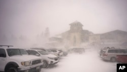 Снег покрывает парковку во время метели на горе Маммот, Маммот-Лейкс, Калифорния, 14 декабря 2024 г. (Mammoth Mountain Ski Area via AP)