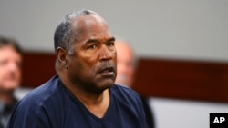 13 Mayıs 2013 - O.J. Simpson, Las Vegas'taki Clark İlçesi Bölge Mahkemesi'ndeki duruşmada hakim karşısında.