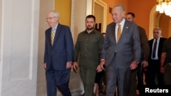 Ukrayna Cumhurbaşkanı Volodimir Zelenski, Senato Çoğunluk Lideri Demokrat Chuck Schumer ve ABD Senatosu’ndaki Cumhuriyetçiler’in lideri Mitch McConnel ile birlikte.