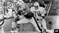 3 Eylül 1977 - Buffalo Bills takımında Tampa Bay Buccaneers'a karşı mücadele ederken.